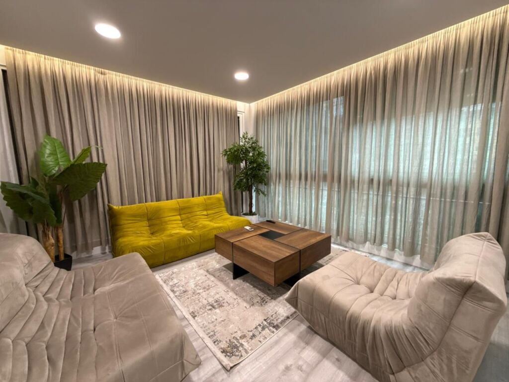 Apartament 2+1 me qera në Blloku, Tiranë, 180 m². Foto 1 nga 3