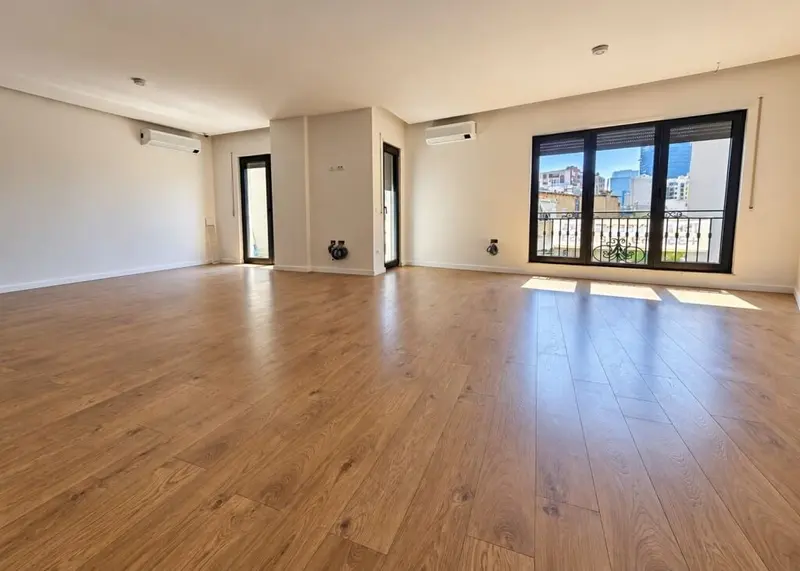 Ufficio in affitto a Rruga e Barrikadave, Tirana, 143 m²