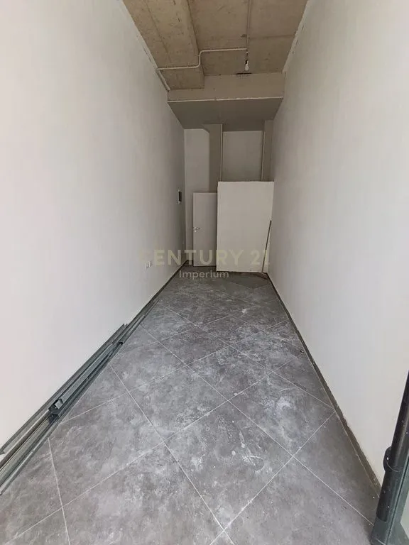Locale commerciale in affitto a Rruga Karl Gega, Tirana, 54 m². Foto 1 di 6