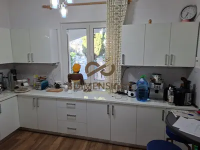 Vilë me qera në Blloku, Tiranë, 200 m². Foto 2 nga 12