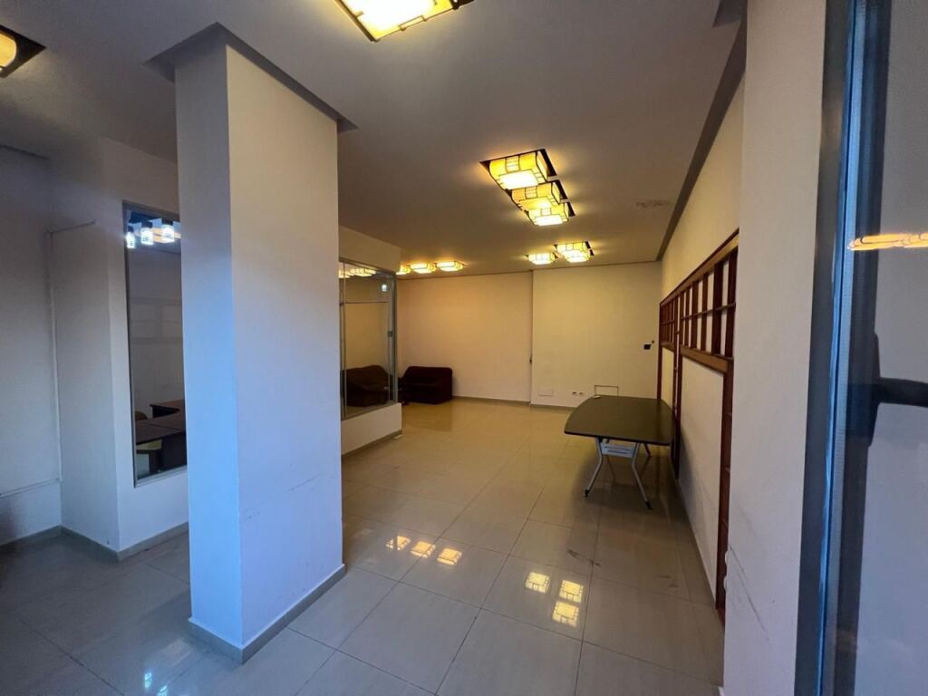 Ufficio in affitto a Komuna e Parisit, Tirana, 75 m². Foto 1 di 3