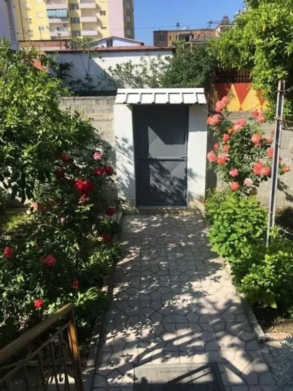 Casa indipendente in affitto a Rruga 1 Maj, Fier, 100 m². Foto 1 di 8