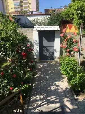 Casa indipendente in affitto a Rruga 1 Maj, Fier, 100 m². Foto 1 di 8