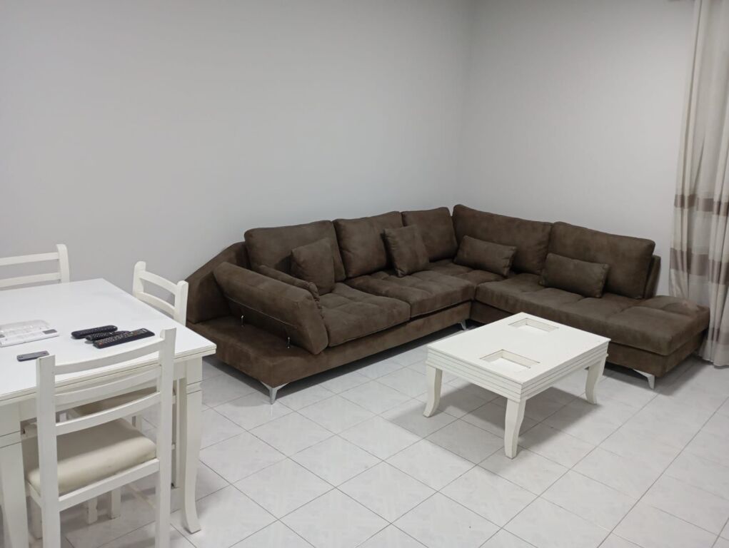 Apartament 2+1 me qera në Komuna e Parisit, Tiranë, 90 m²