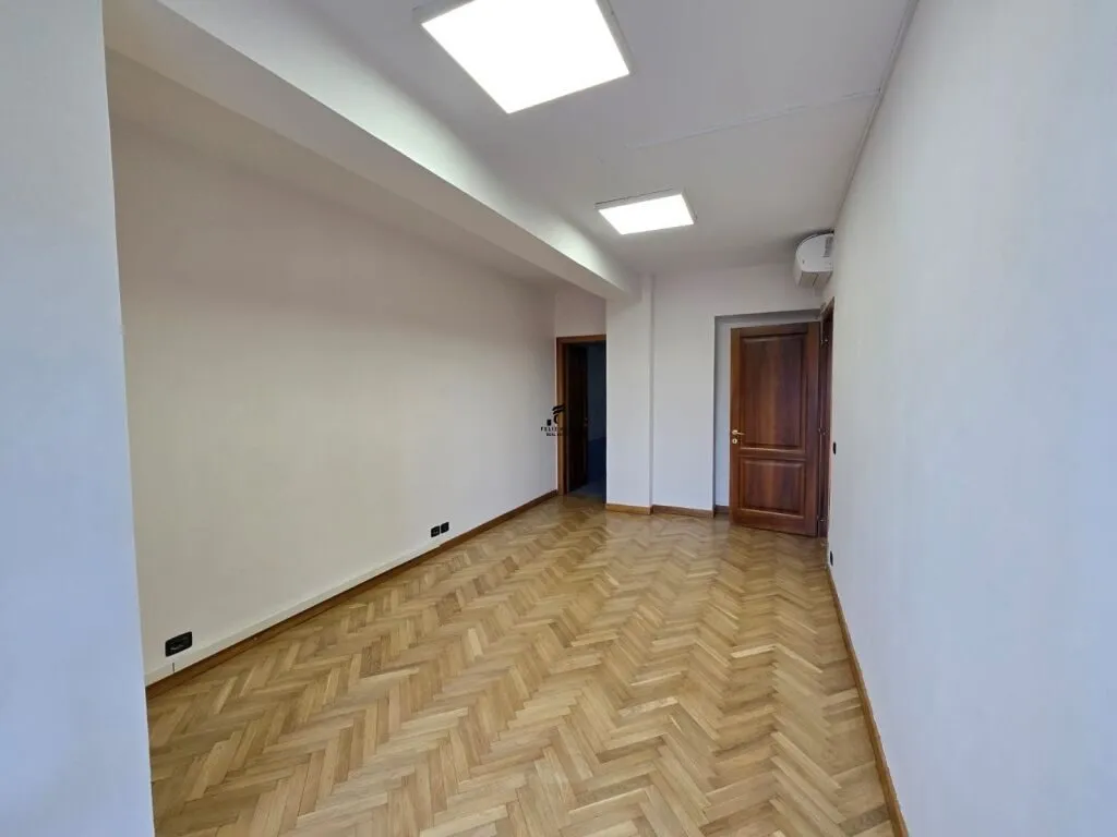 Zyrë me qera në Sheshi Skënderbej, Tiranë, 96 m². Foto 1 nga 7