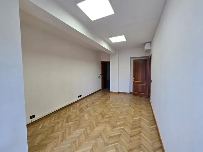 Zyrë me qera në Sheshi Skënderbej, Tiranë, 96 m²