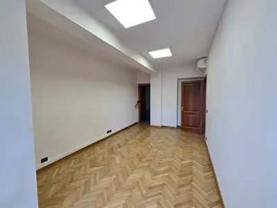 Zyrë me qera në Sheshi Skënderbej, Tiranë, 96 m². Foto 1 nga 7