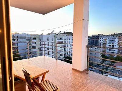 Apartament 2+1 me qera në Pallatet Cabej, Tiranë, 85 m². Foto 3 nga 5