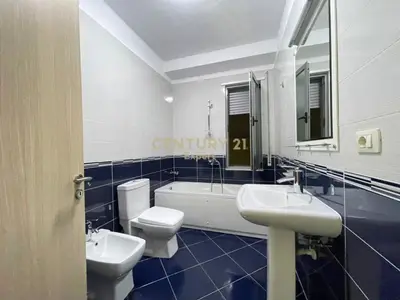 Apartament 2+1 me qera në Rruga e Kavajës, Tiranë, 135 m². Foto 8 nga 9