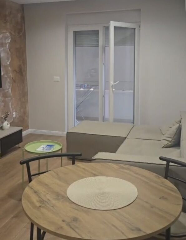 Apartament 2+1 me qera në Komuna e Parisit, Tiranë, 90 m². Foto 1 nga 3