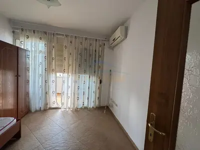 Locale commerciale in affitto a Sheshi Avni Rustemi, Tirana, 124 m². Foto 2 di 8