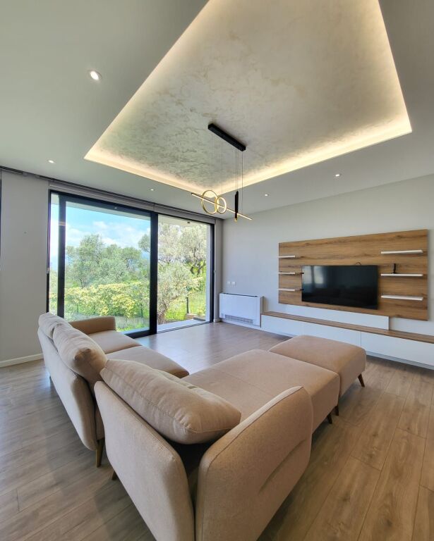 Villa in affitto a Liqeni i Thatë, Tirana, 400 m². Foto 1 di 3