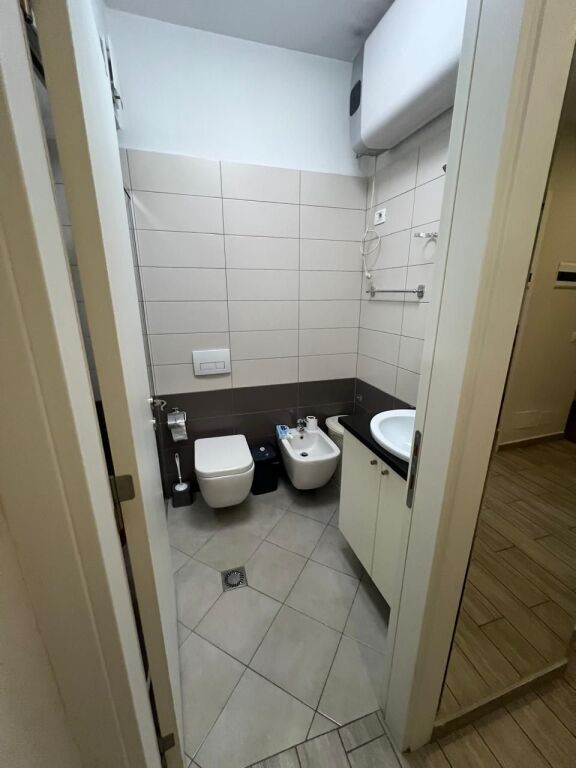 Apartament 2+1 me qera në Komuna e Parisit, Tiranë, 90 m². Foto 3 nga 3