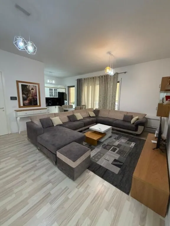 Apartment 2+1 for rent in Kompleksi Delijorgji, Tirana, 110 m². Photo 1 of 8