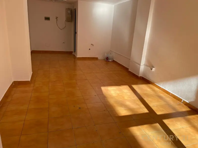 Zyrë me qera në Gjykata e Rrethit, Tiranë, 33 m²