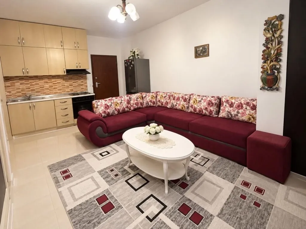 Apartment 1+1 for rent in Fresku, Tirana, 65 m². Photo 1 of 5