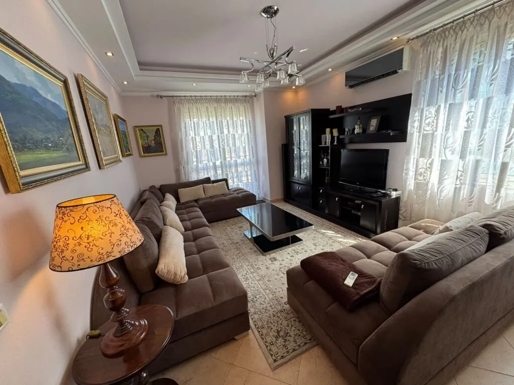 Apartment 3+1 for rent in Komuna e Parisit, Tirana, 122 m². Photo 1 of 10