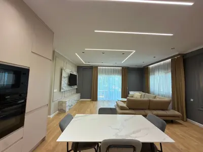 Apartament 2+1 me qera në Rruga Panorama e Liqenit, Tiranë, 130 m². Foto 2 nga 9