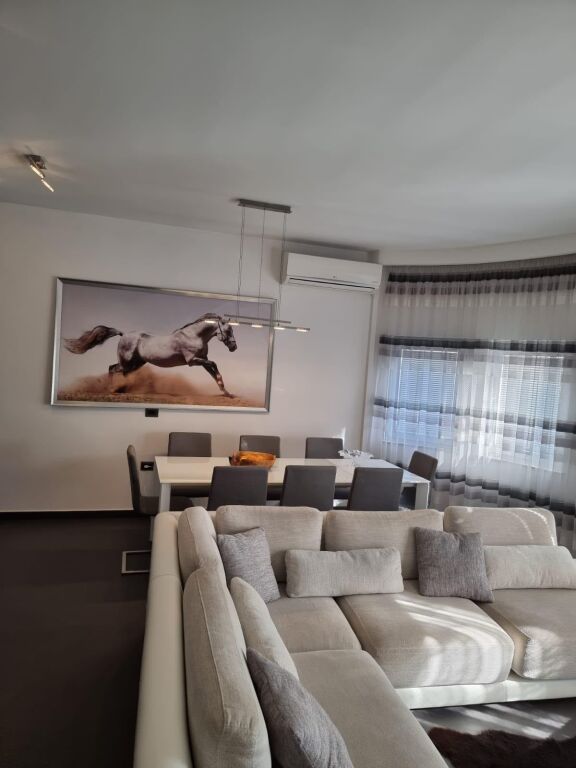 Apartament 3+1 me qera në Rruga Siri Kodra, Tiranë, 210 m². Foto 1 nga 3