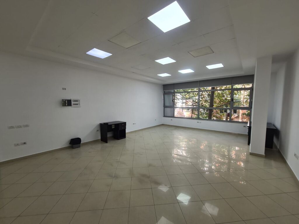 Office for rent in Rruga e Kavajës, Tirana, 145 m²