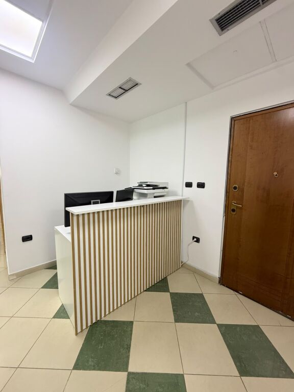 Ufficio in affitto a Blloku, Tirana, 120 m². Foto 2 di 3