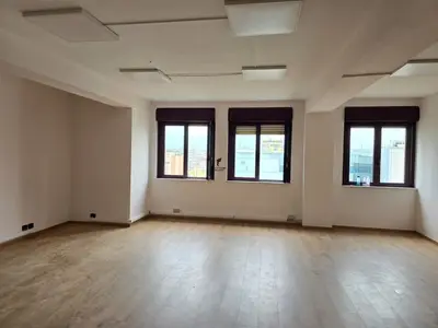 Zyrë me qera në Sheshi Skënderbej, Tiranë, 96 m². Foto 5 nga 7