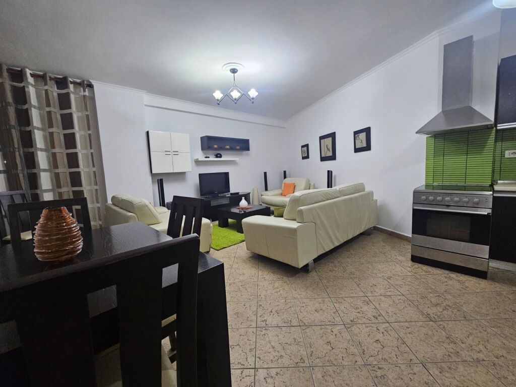 Apartament 2+1 me qera në Rruga e Barrikadave, Tiranë, 90 m². Foto 1 nga 3