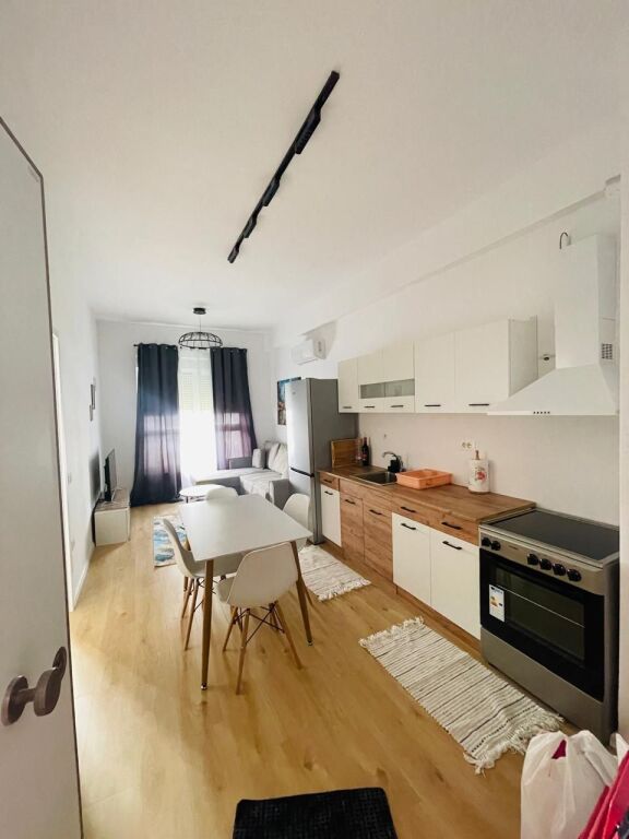 Apartament 1+1 me qera në Ali Demi, Tiranë, 50 m². Foto 2 nga 3