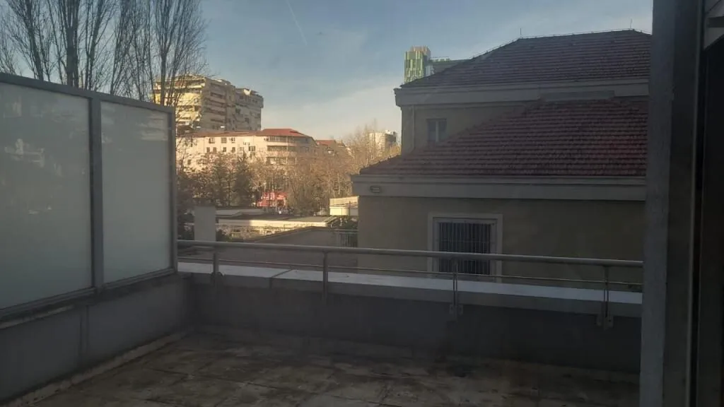 Ambient biznesi me qera në Bulevardi Deshmoret e Kombit, Tiranë, 28 m². Foto 1 nga 12