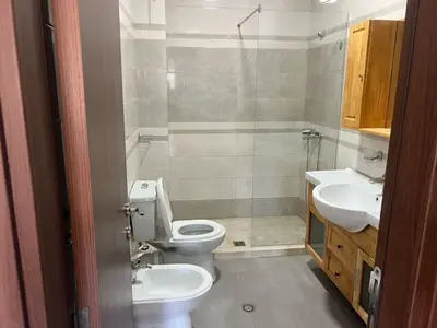 Apartament 2+1 me qera në Kombinat, Tiranë, 100 m². Foto 3 nga 8