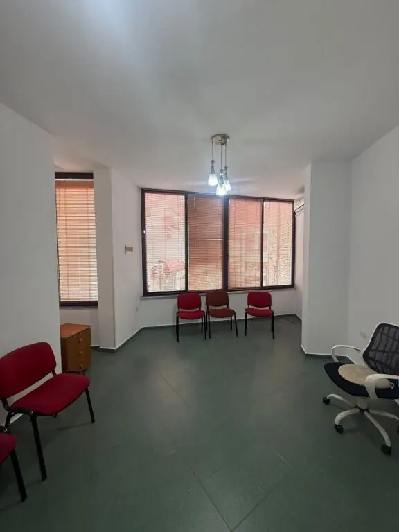 Zyrë me qera në Parlamenti, Tiranë, 35 m²