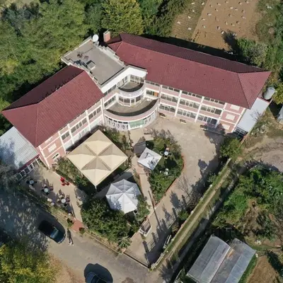 Locale commerciale in affitto a Linzë, Tirana, 900 m². Foto 1 di 10