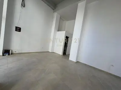 Commercial space for rent in Rruga Riza Cerova, Tirana, 35 m². Photo 3 of 3