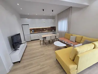 Casa indipendente in affitto a Harry Fultz, Tirana, 300 m². Foto 2 di 9