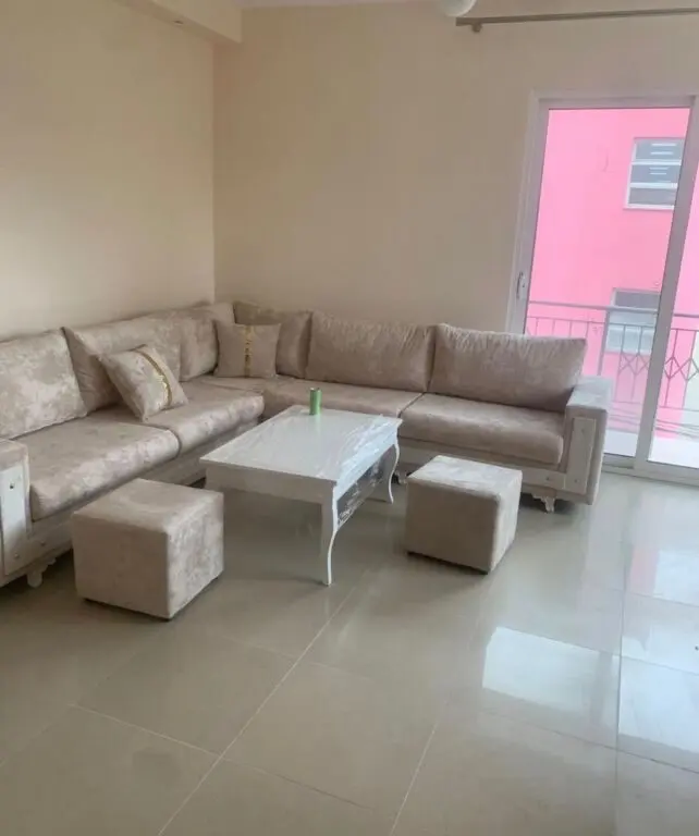 Apartament 1+1 me qera në Shkolla e Bashkuar, Tiranë, 83 m²