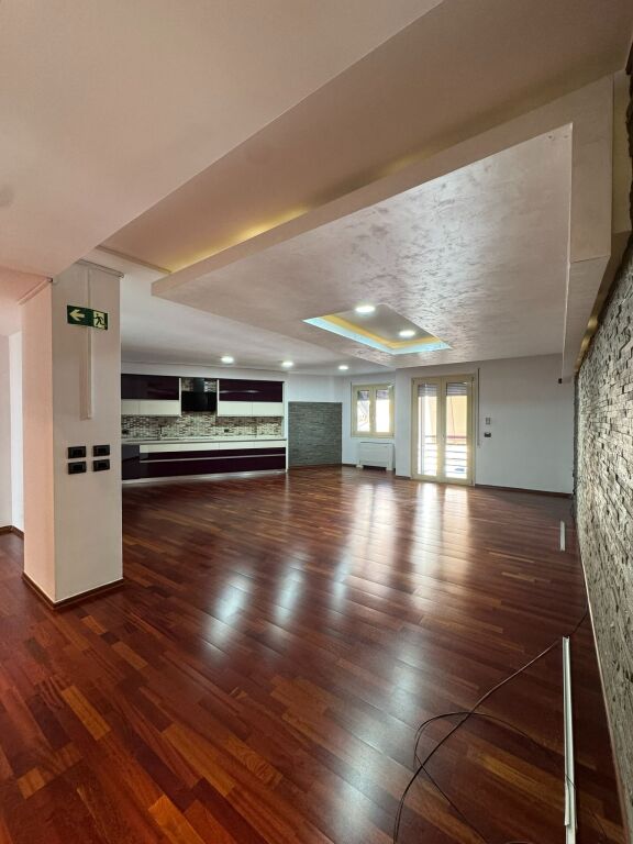 Apartament 3+1 me qera në Komuna e Parisit, Tiranë, 170 m². Foto 3 nga 3