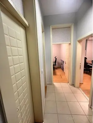 Zyrë me qera në Pallatet Agimi, Tiranë, 50 m². Foto 2 nga 5