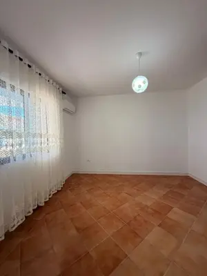 Shtëpi private 2+1 me qera në Kryqi i Kuq, Durrës, 80 m². Foto 3 nga 12