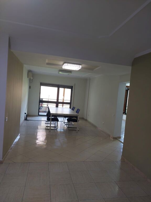 Ambient biznesi me qera në Blloku, Tiranë, 200 m². Foto 2 nga 3
