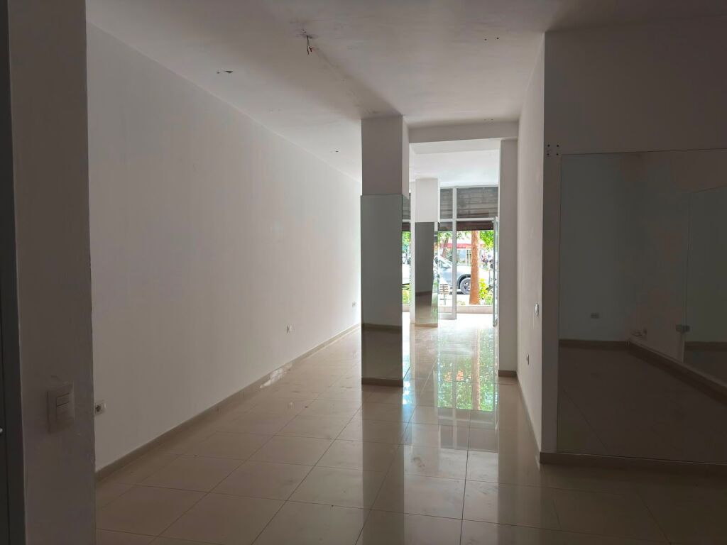 Dyqan me qera në Komuna e Parisit, Tiranë, 50 m². Foto 2 nga 3