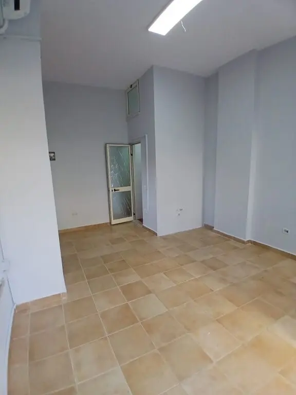 Locale commerciale in affitto a Rruga Fortuzi, Tirana, 24 m²