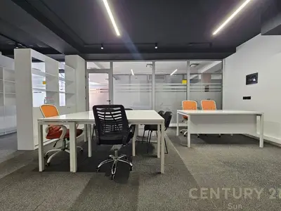 Ufficio in affitto a Sheshi Avni Rustemi, Tirana, 75 m². Foto 2 di 5