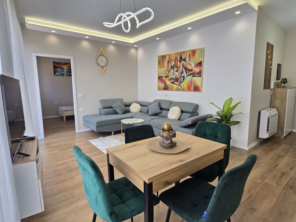 Apartament 2+1 me qera në Rruga e Barrikadave, Tiranë, 104 m²
