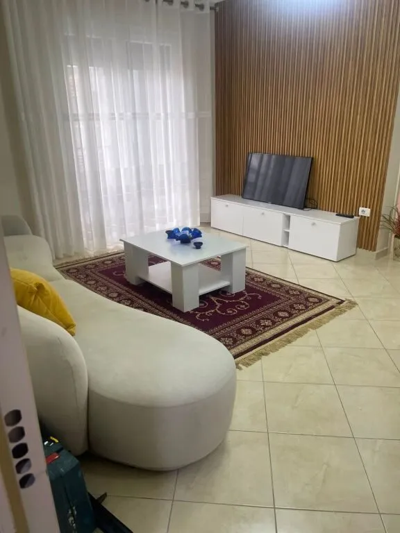 Appartamento 1+1 in affitto a Rruga Haxhi Hysen Dalliu, Tirana, 70 m². Foto 1 di 3