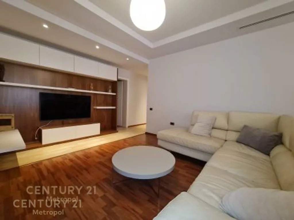 Apartament 2+1 me qera në Rruga Qemal Stafa, Tiranë, 135 m². Foto 1 nga 12