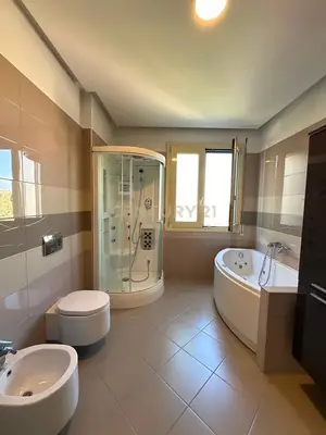 Zyrë me qera në Rr. Zef Jubani, Tiranë, 175 m². Foto 10 nga 12