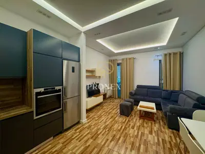 Apartament 1+1 me qera në Kompleksi Delijorgji, Tiranë, 70 m². Foto 1 nga 12