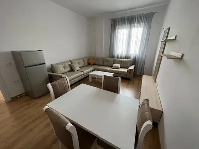 Appartamento 2+1 in affitto a Kamez, Kamza, 120 m². Foto 3 di 5