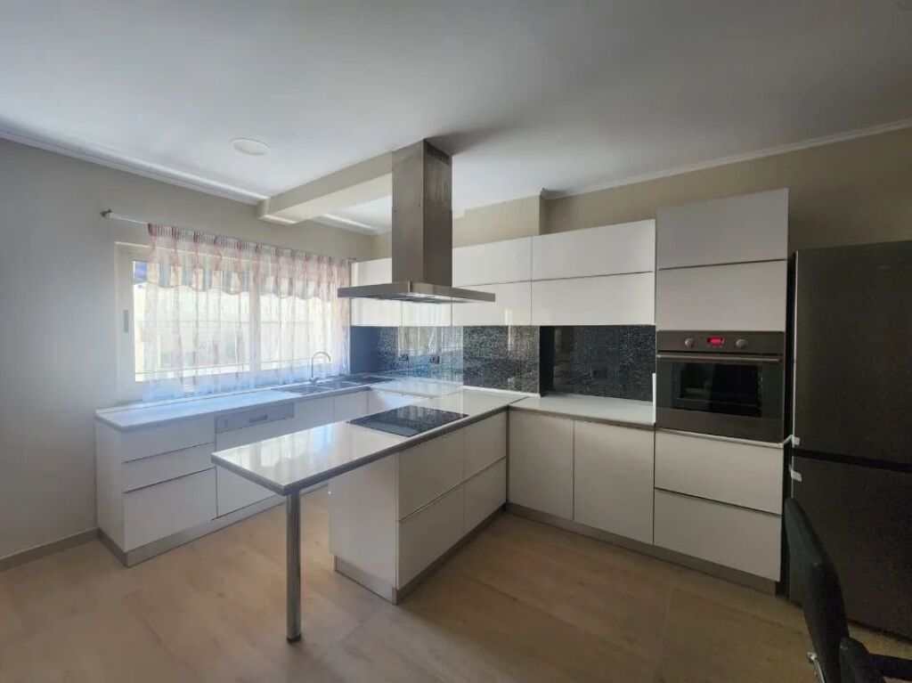 Apartament 2+1 me qera në Komuna e Parisit, Tiranë, 119 m². Foto 2 nga 3