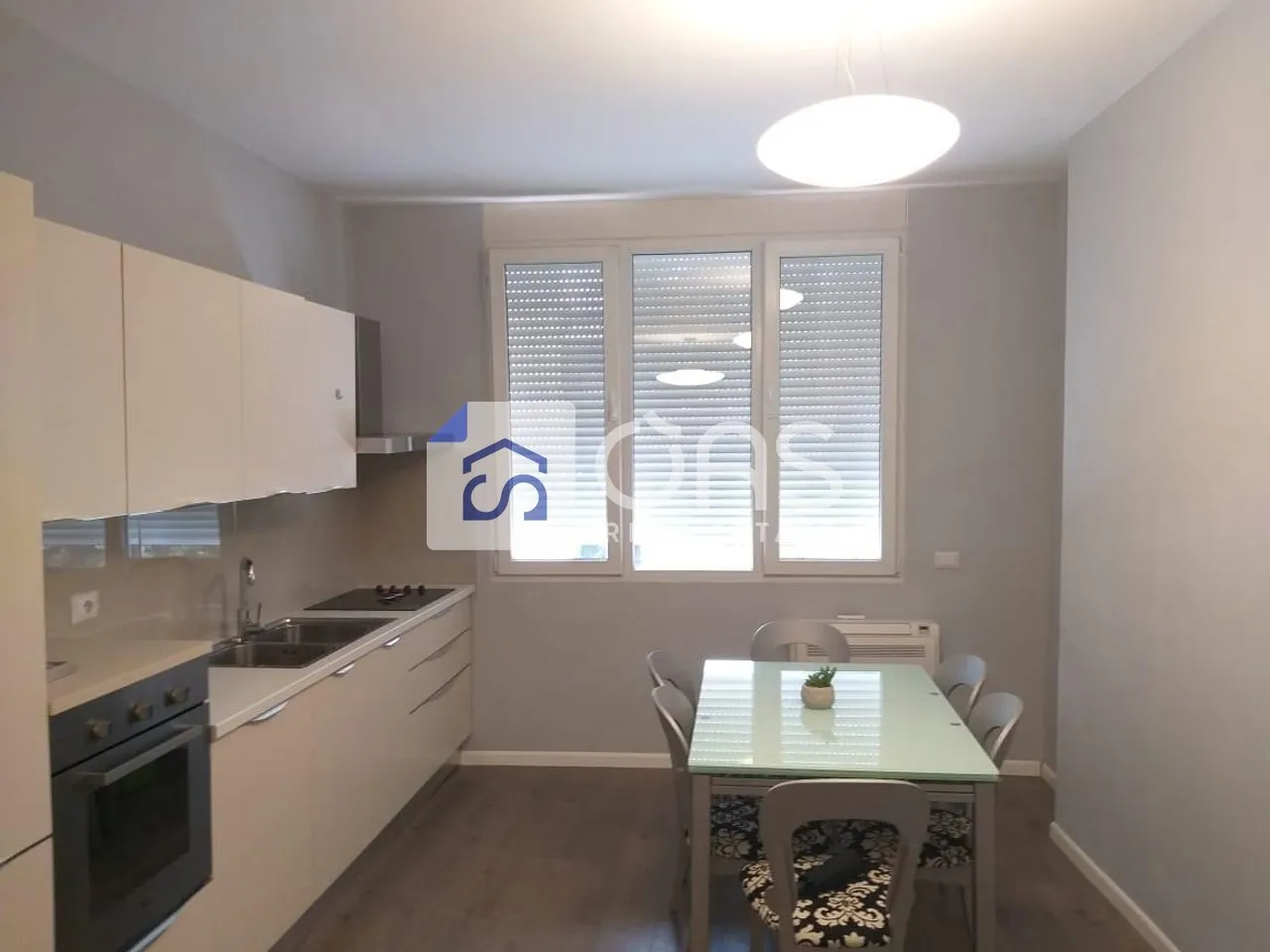 Apartament 1+1 me qera në Blloku, Tiranë, 79 m². Foto 1 nga 7